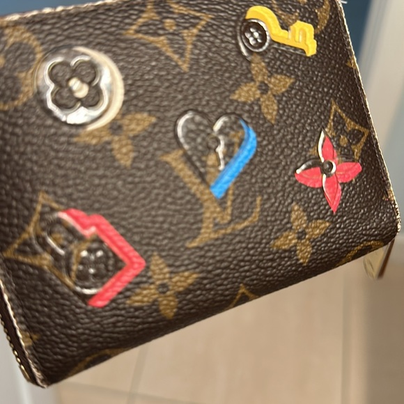 Louis Vuitton authentic wallet with zipper enclosure - Picture 6 of 9